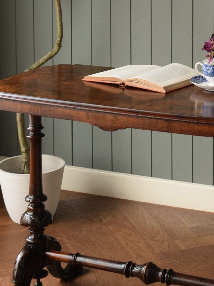 英国のアンティーク家具らしいデザイン