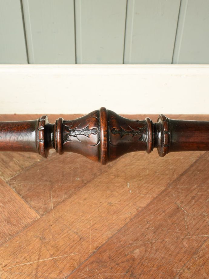 英国アンティーク家具らしい装飾