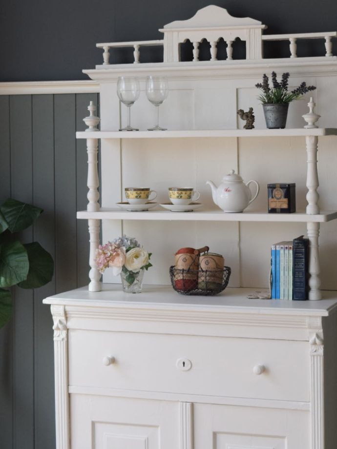 フランスらしいシェルフの装飾