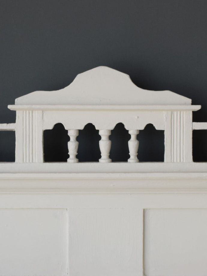 アンティーク家具らしい装飾