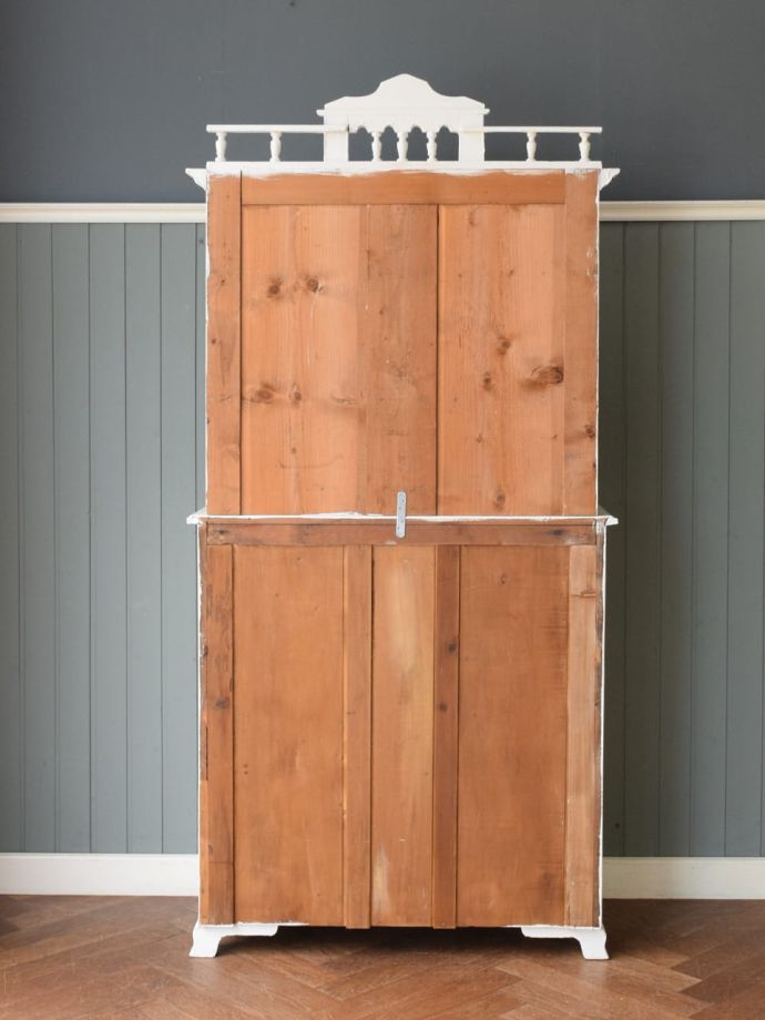 シェルフの後ろ姿