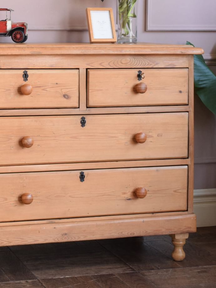 オールドパイン材の木目