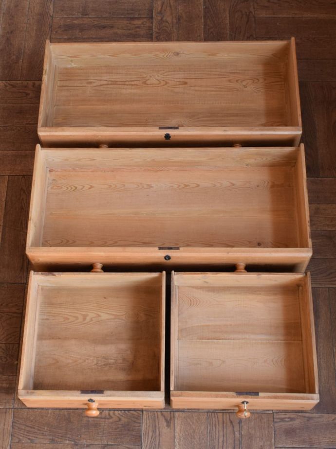 チェストの引き出しの中