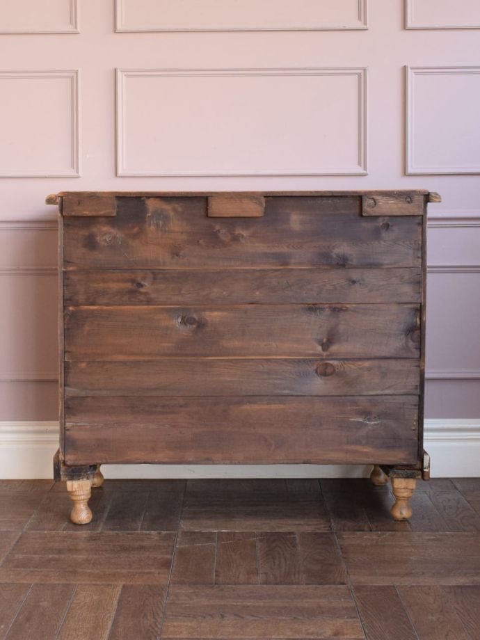 アンティークチェストの後ろ姿