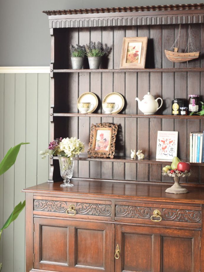アンティーク家具らしさが漂うオープンシェルフ