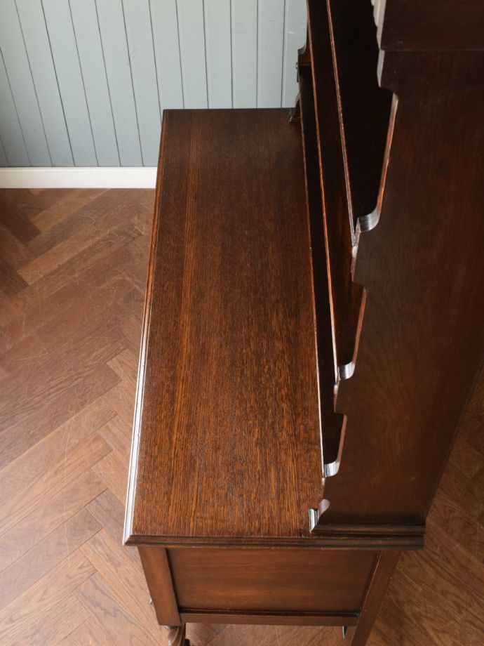 アンティークのオープンシェルフの天板