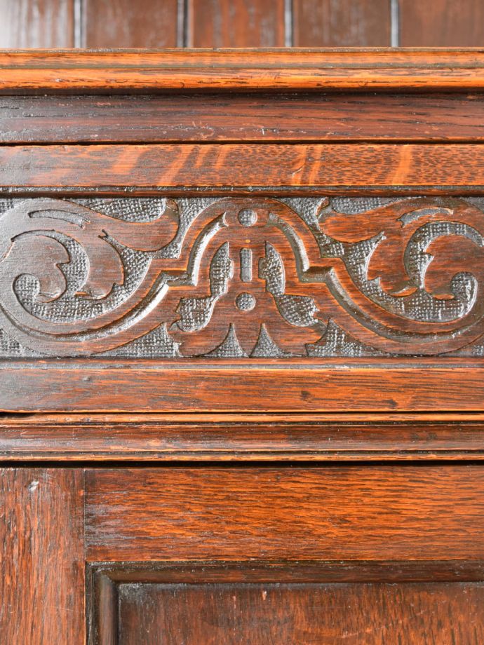 英国アンティーク家具らしい装飾