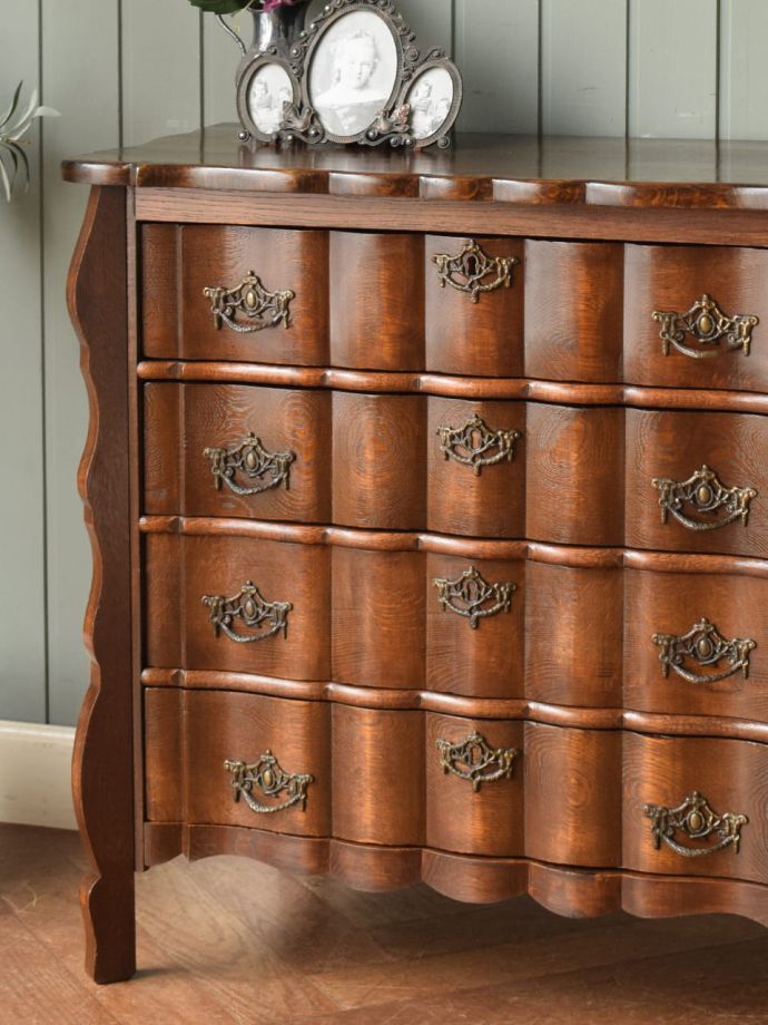 アンティークのコモードの魅力