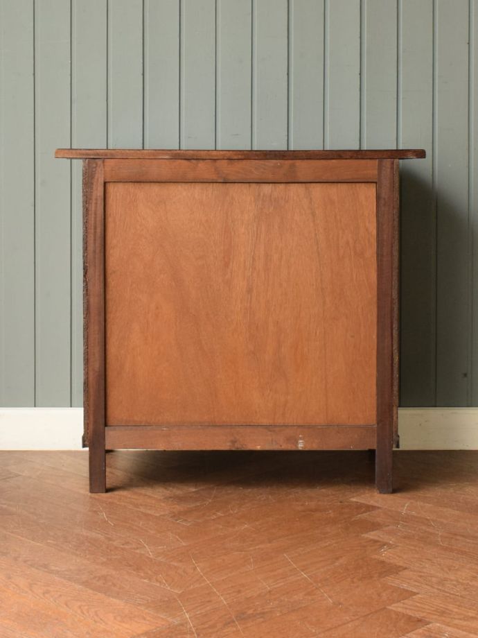 チェストの後ろ姿