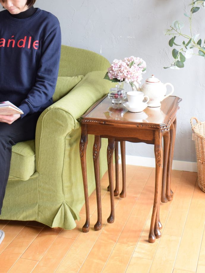 英国スタイルのアンティークテーブル