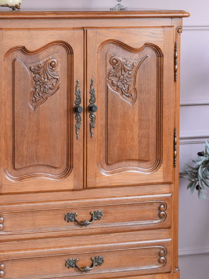 フランスのアンティークらしい美しい彫