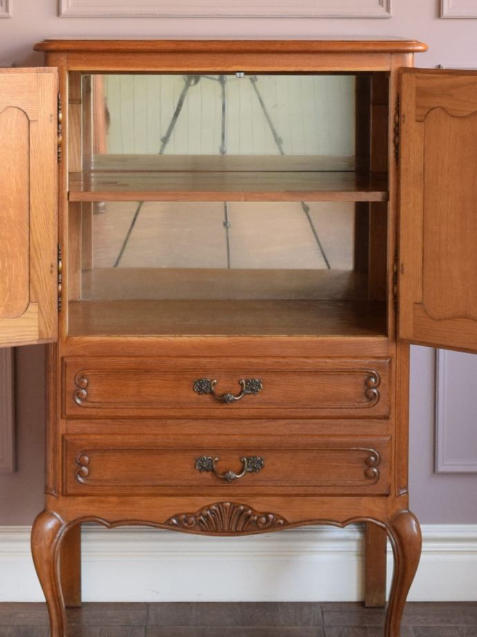 アンティークのサイドボードの扉の中