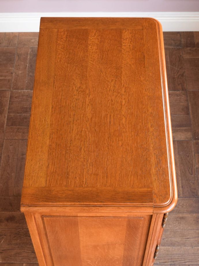 アンティークのサイドボードの天板