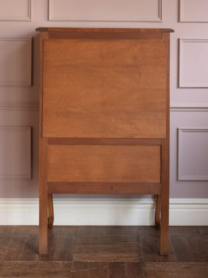 サイドボードの後ろ姿