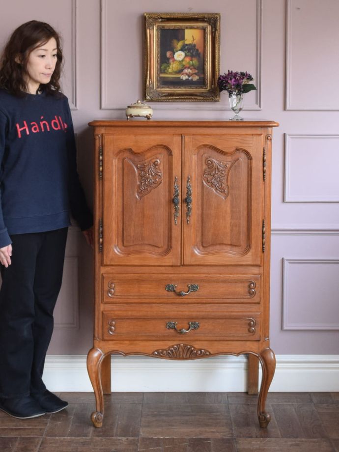 フランスの優雅なサイドボード