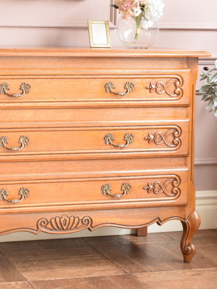 フランスの家具らしい美しいフォルム