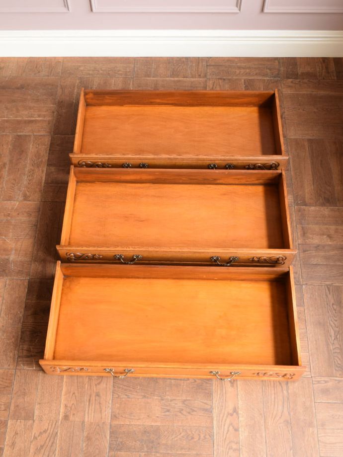 アンティークチェストの引き出しの中