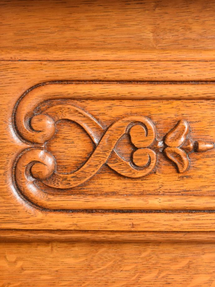 フランスらしい彫