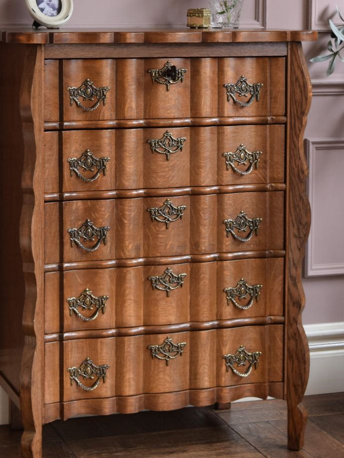 アンティークのコモードの魅力