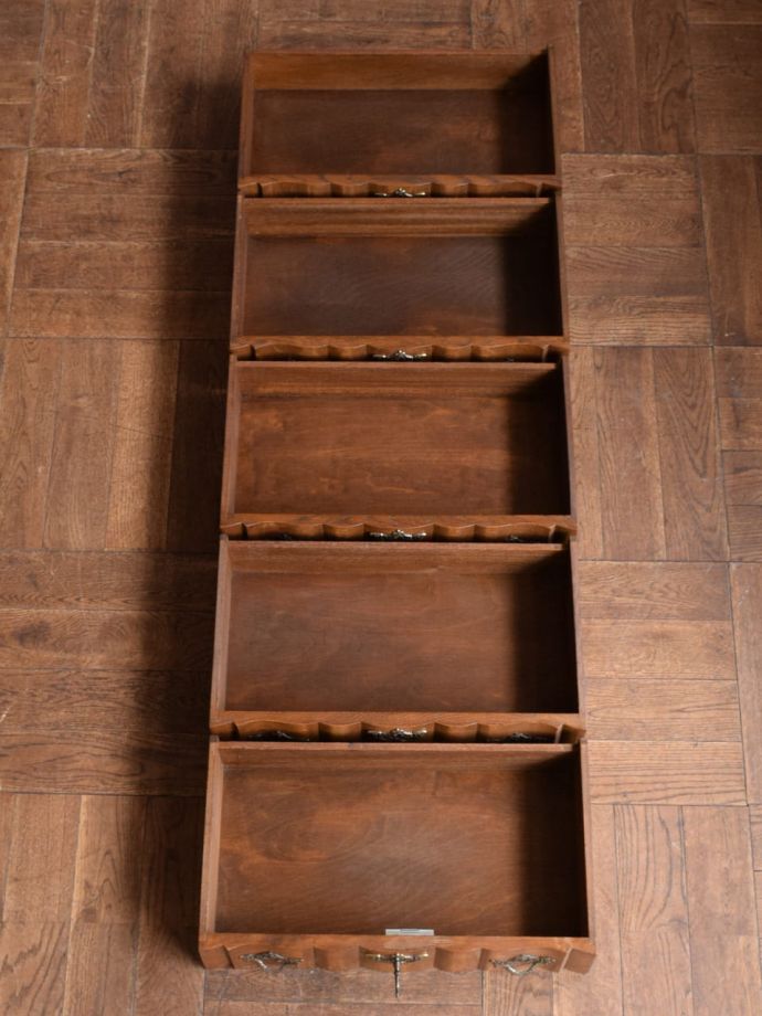 フランスのチェストの引き出しの中