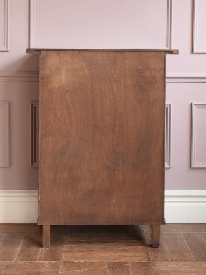 チェストの後ろ姿