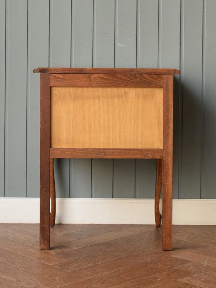 サイドチェストの後ろ姿