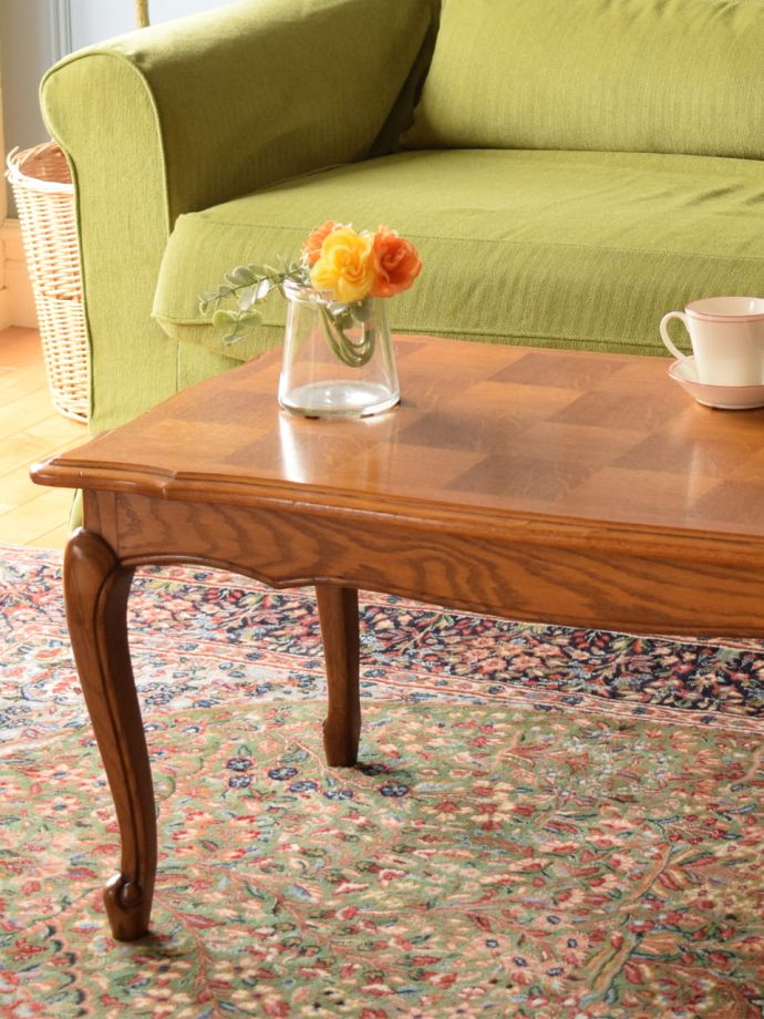 フランスの家具らしい美しいフォルム