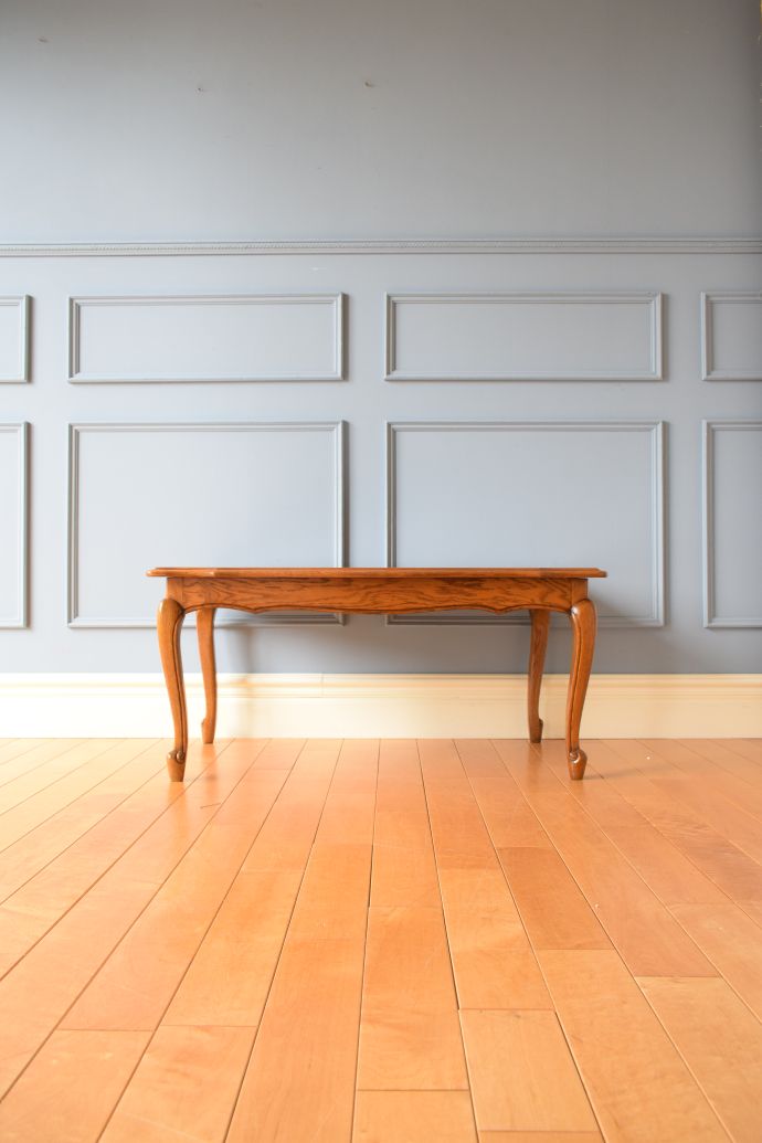 アンティークテーブルの横顔