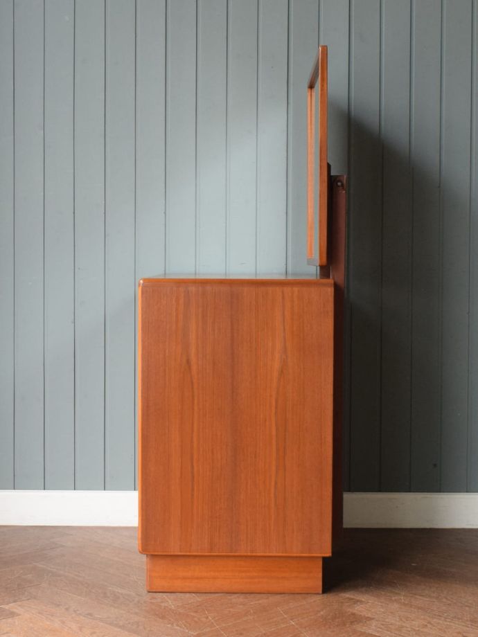 G-PLANのドレッサーの側面