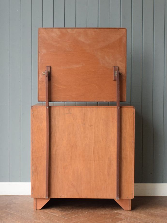 G-PLANのドレッサーの後ろ姿