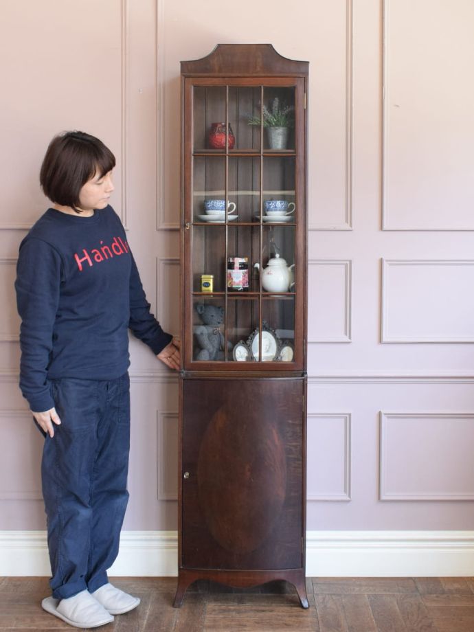 英国アンティークのキャビネット