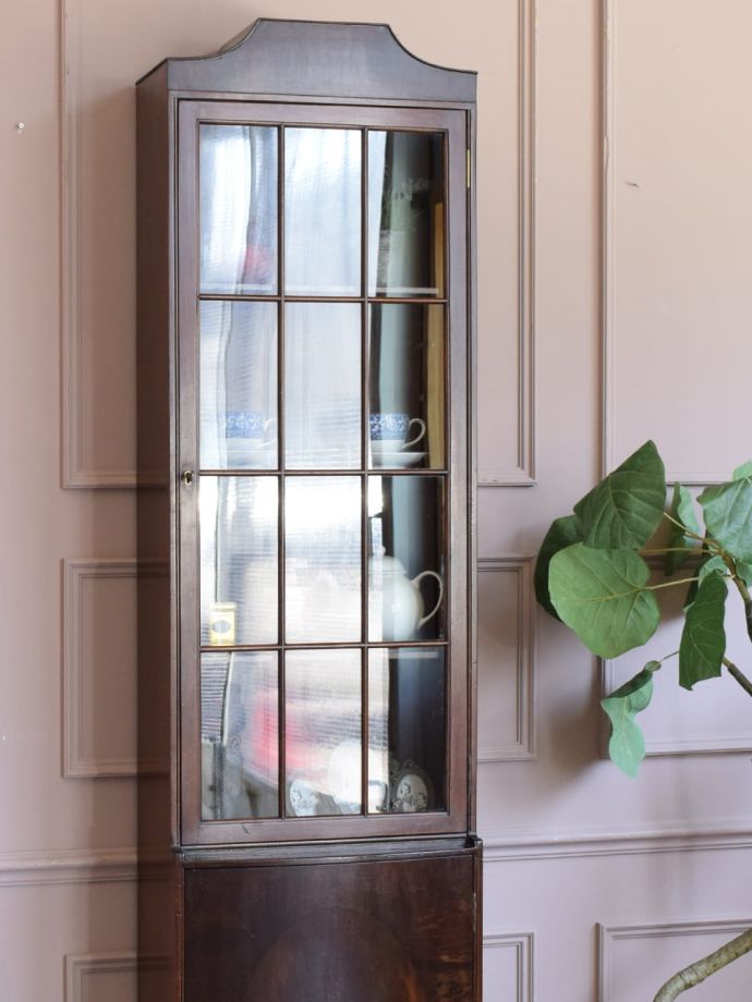 アンティーク家具らしさが漂うキャビネット