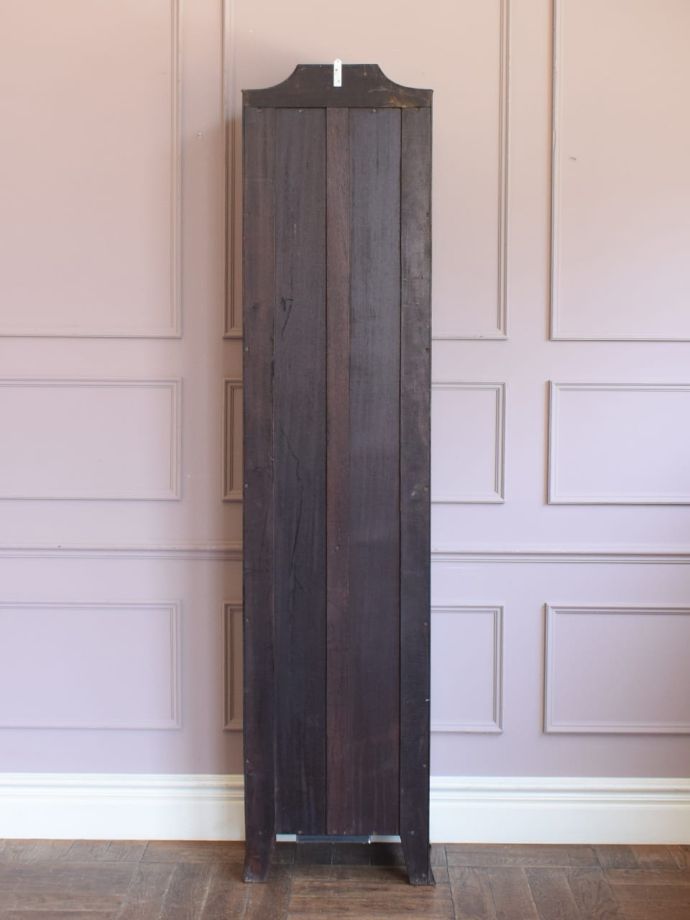 ガラスキャビネットの後ろ姿