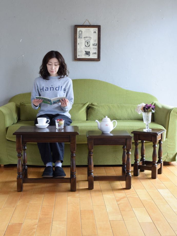 アンティークのネストテーブル