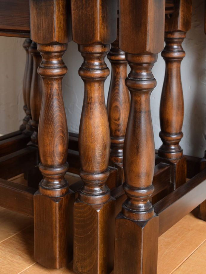 英国アンティーク家具らしい装飾