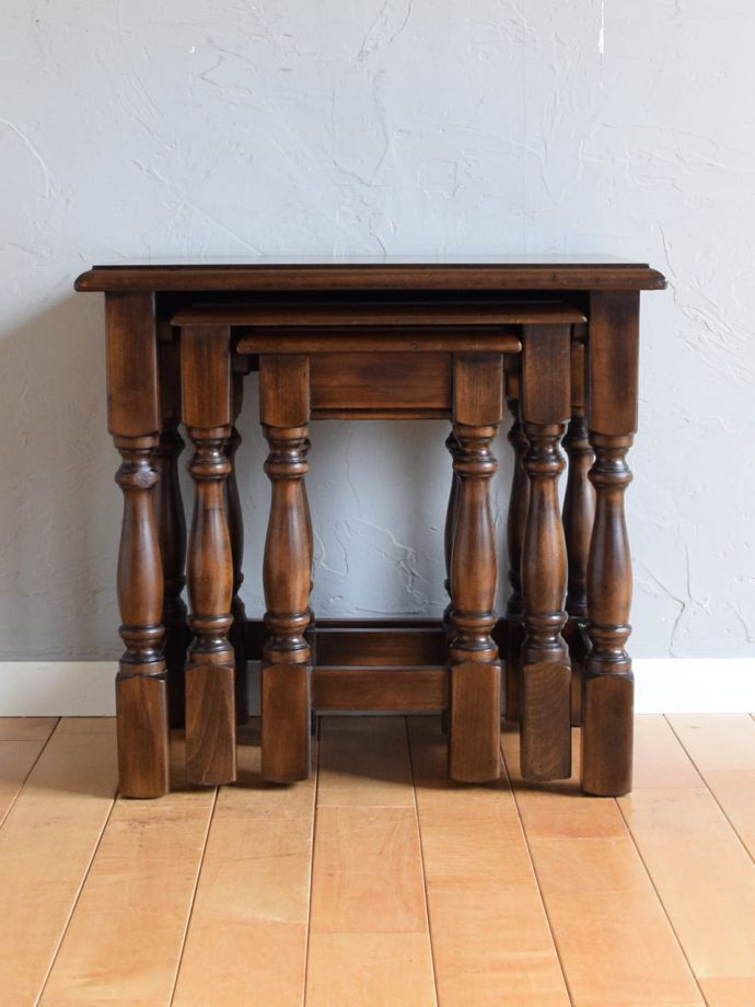 アンティークのネストテーブル