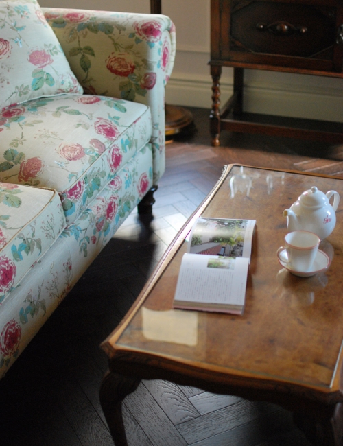 お花の柄のソファとイギリスアンティーク家具