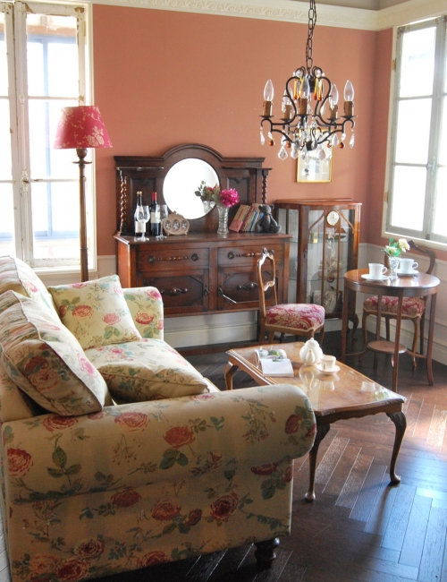 お花の柄のソファとイギリスアンティーク家具