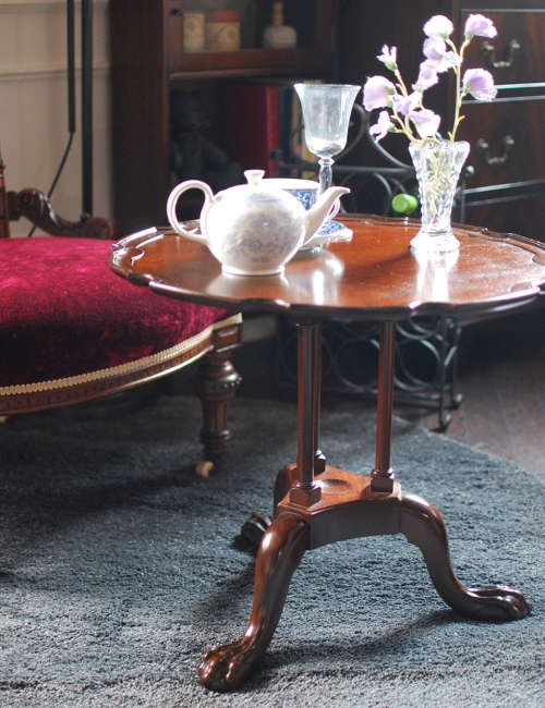 英国のアンティーク家具、３本脚が美しいコーヒーテーブル