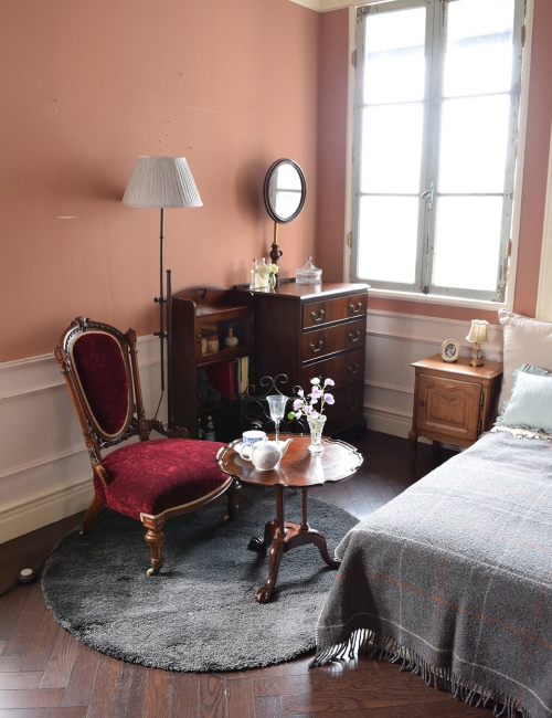 イギリスのアンティーク家具、優雅な寝室のコーディネート
