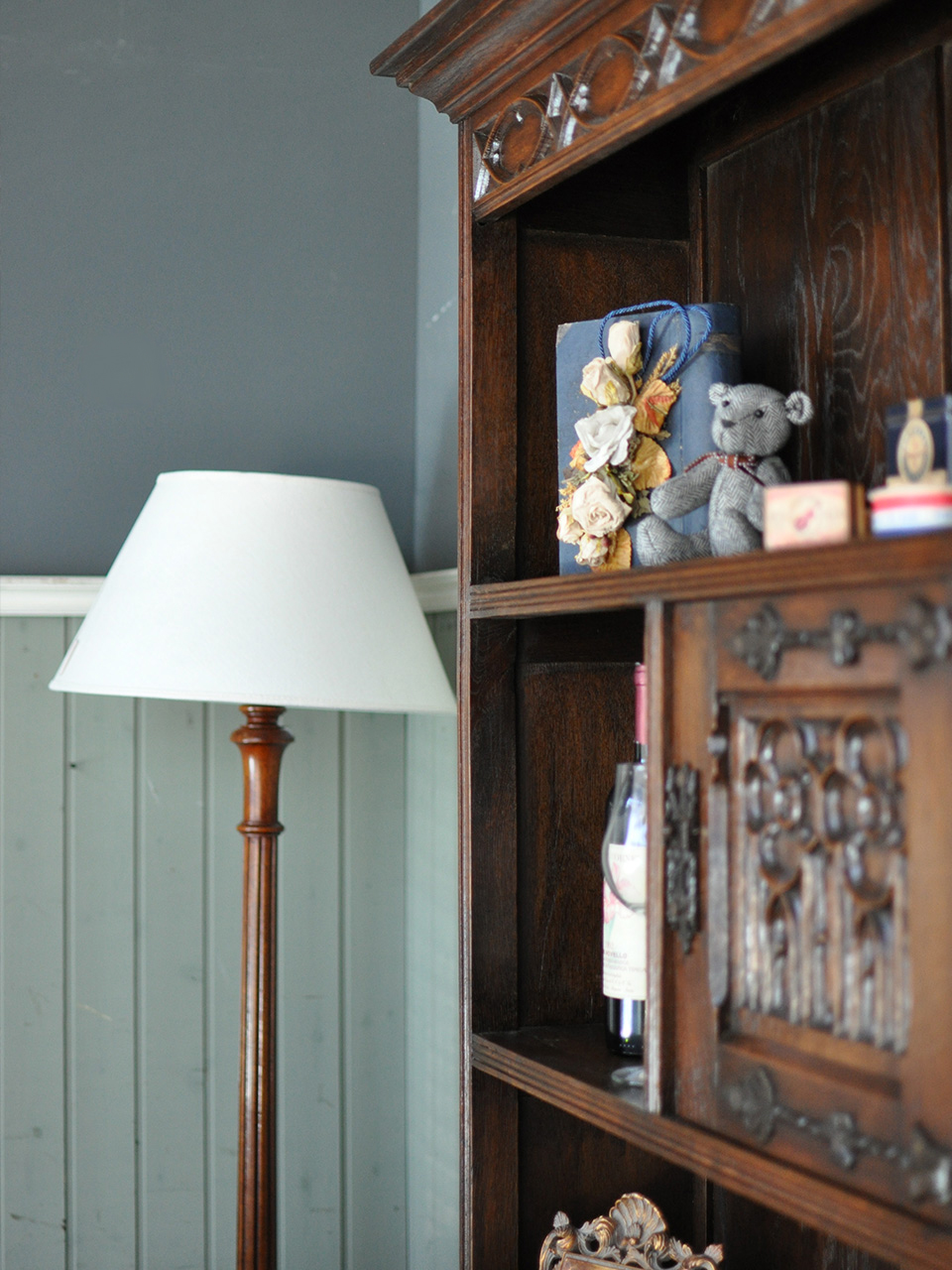 英国のアンティーク照明、木製のフロアランプ