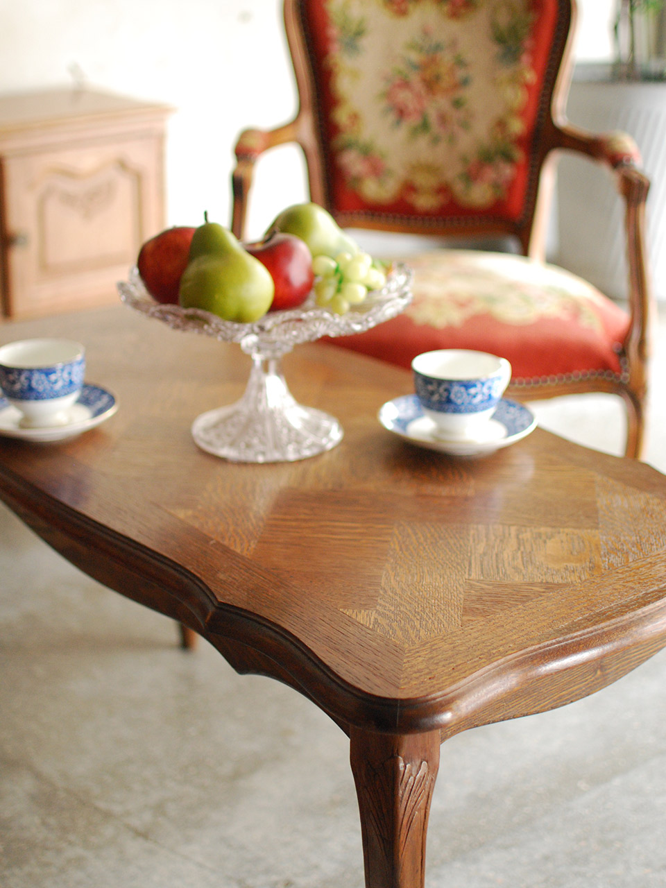フランスのアンティークテーブル、パーケット柄がキレイなコーヒーテーブル