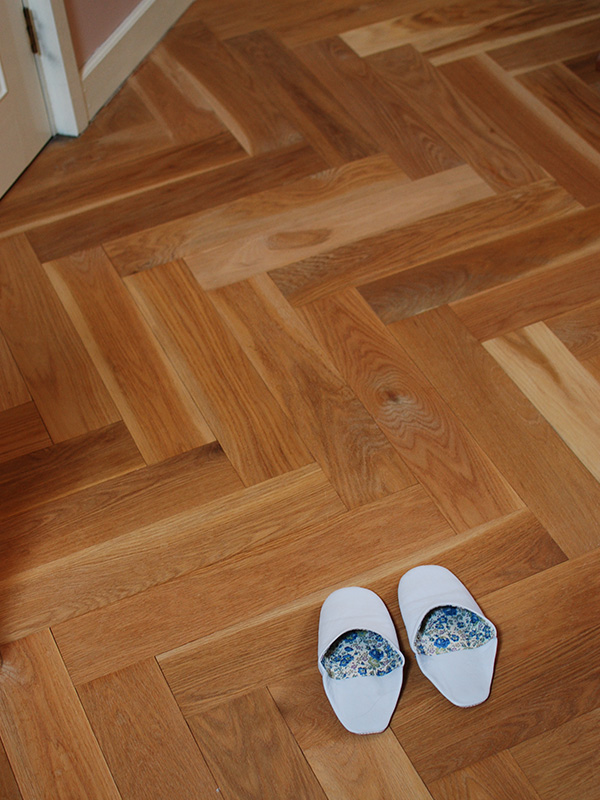 無垢材の床の質感を楽しみたい方に、Handleのおしゃれな無垢材の床