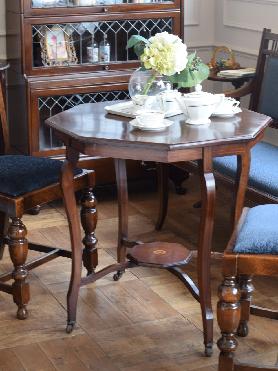アンティークサイドテーブル、象嵌入りの英国家具