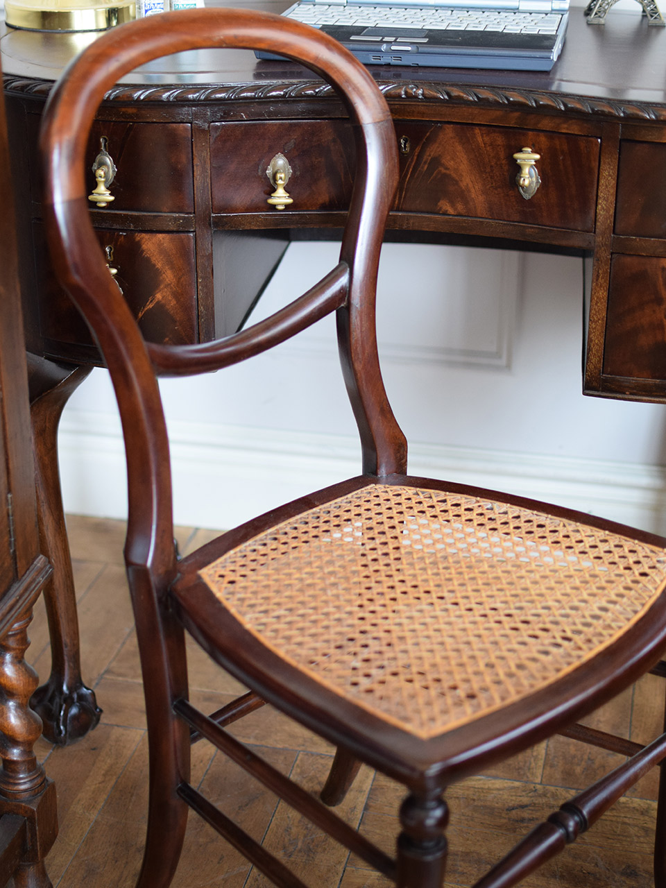 アンティークバルーンバックチェア、編み目の座面が美しい英国椅子