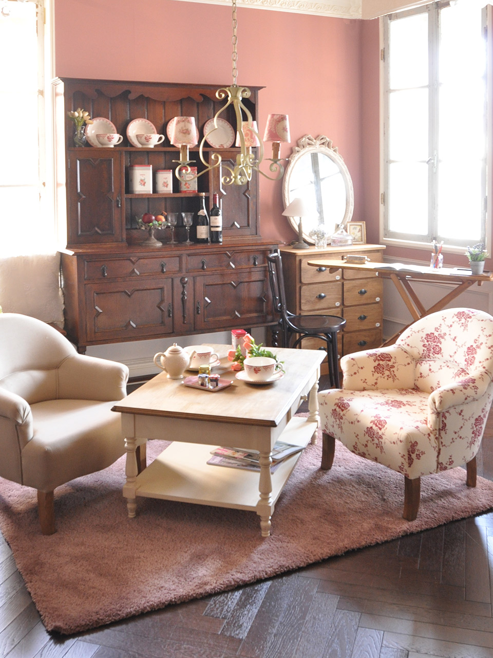 コントワール・ドゥ・ファミーユの家具と暮らす フランス風の可愛いリビング
