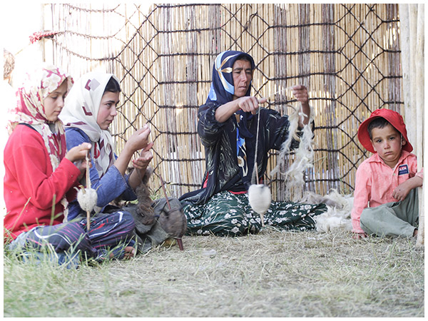 絨毯の糸を紡ぐトルコの女性
