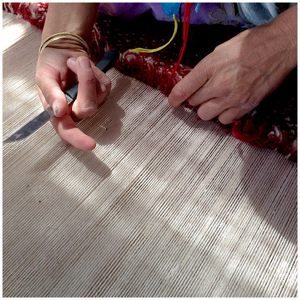 トルコ絨毯を織る女性