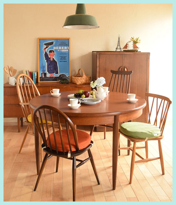 北欧のダイニングテーブルとアーコールの椅子
