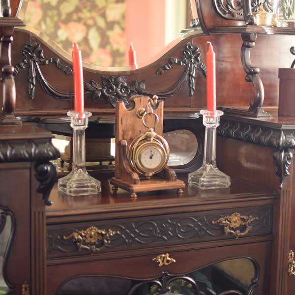 アンティークのキャンドルスタンドと時計